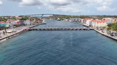 Willemstad Curacao 'daki Punda Köprüsü' nde yüzen köprü. Karayip Adası. Skyline şehir merkezinde. Punda, Willemstad Curacao 'da. Ünlü Köprü Simgesi. Renkli Binalar.