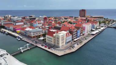 Curacao Skyline, Willemstad Curacao 'daki Otrobanda' da. Karayip Adası. Skyline şehir merkezinde. Otrobanda, Willemstad Curacao 'da. Yüzen Köprü Simgesi. Renkli Binalar.