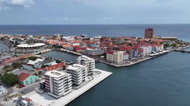 Curacao Skyline Willemstad Curacao 'daki Punda' da. Karayip Adası. Skyline şehir merkezinde. Punda, Willemstad Curacao 'da. Yüzen Köprü Simgesi. Renkli Binalar.