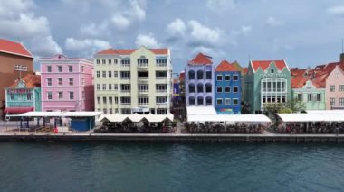 Willemstad Curacao 'daki Punda' daki renkli binalar. Karayip Adası. Skyline şehir merkezinde. Punda, Willemstad Curacao 'da. Yüzen Köprü Simgesi. Renkli Binalar.