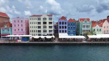 Willemstad Curacao 'daki Punda' daki renkli binalar. Karayip Adası. Skyline şehir merkezinde. Punda, Willemstad Curacao 'da. Yüzen Köprü Simgesi. Renkli Binalar.