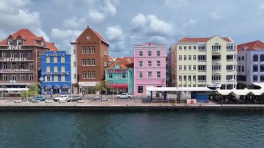 Willemstad Curacao 'daki Otrobanda' daki renkli evler. Karayip Adası. Skyline şehir merkezinde. Otrobanda, Willemstad Curacao 'da. Yüzen Köprü Simgesi. Renkli Binalar.