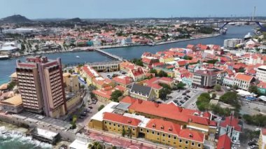 Curacao Skyline Willemstad Curacao 'daki Punda' da. Karayip Adası. Skyline şehir merkezinde. Punda, Willemstad Curacao 'da. Yüzen Köprü Simgesi. Renkli Binalar.
