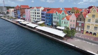 Willemstad Curacao 'daki Punda' daki renkli binalar. Karayip Adası. Skyline şehir merkezinde. Punda, Willemstad Curacao 'da. Yüzen Köprü Simgesi. Renkli Binalar.