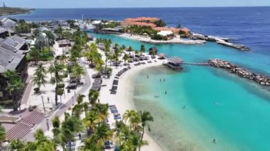 Hollanda 'daki Willemstad' da tatil köyü. Plaj manzarası. Karayip Adası. Hollanda 'daki Willemstad Curacao. Deniz Burnu Açık Hava. Doğa Turizmi.