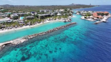 Hollanda 'daki Willemstad' daki Karayip Sahili Curacao. Plaj manzarası. Karayip Adası. Hollanda 'daki Willemstad Curacao. Deniz Burnu Açık Hava. Doğa Turizmi.