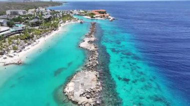 Hollanda 'daki Willemstad' daki Karayip Sahili Curacao. Plaj manzarası. Karayip Adası. Hollanda 'daki Willemstad Curacao. Deniz Burnu Açık Hava. Doğa Turizmi.