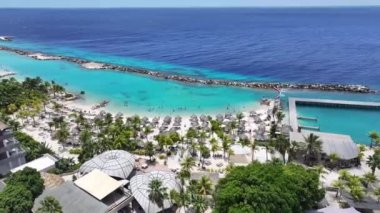 Hollanda 'daki Willemstad' daki Karayip Sahili Curacao. Idyllic Plajı. Doğa manzarası. Hollanda 'daki Willemstad Curacao. Turizm arka planı. Ada Deniz Burnu.