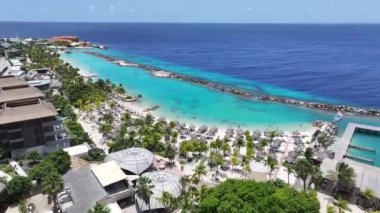 Hollanda 'daki Willemstad' da tatil köyü. Idyllic Plajı. Doğa manzarası. Hollanda 'daki Willemstad Curacao. Turizm arka planı. Ada Deniz Burnu.