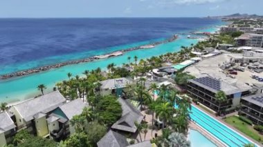 Curacao Skyline, Hollanda, Willemstad Curacao 'da. Idyllic Plajı. Doğa manzarası. Hollanda 'daki Willemstad Curacao. Turizm arka planı. Ada Deniz Burnu.