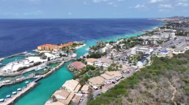 Hollanda 'daki Willemstad, Curacao' da Karayip Skyline 'ı. Plaj manzarası. Karayip Adası. Hollanda 'daki Willemstad Curacao. Deniz Burnu Açık Hava. Doğa Turizmi.
