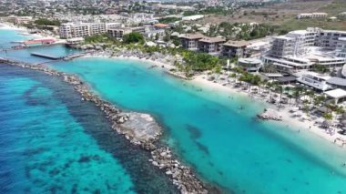 Hollanda 'daki Willemstad' daki Karayip Sahili Curacao. Idyllic Plajı. Doğa manzarası. Hollanda 'daki Willemstad Curacao. Turizm arka planı. Ada Deniz Burnu.