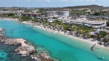 Hollanda 'daki Willemstad, Curacao' da Karayip Skyline 'ı. Plaj manzarası. Karayip Adası. Hollanda 'daki Willemstad Curacao. Deniz Burnu Açık Hava. Doğa Turizmi.