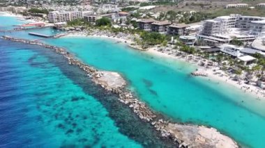 Hollanda, Willemstad 'daki Mambo Plajı Curacao. Plaj manzarası. Karayip Adası. Hollanda 'daki Willemstad Curacao. Deniz Burnu Açık Hava. Doğa Turizmi.