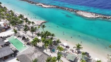 Hollanda 'daki Willemstad' daki Karayip Sahili Curacao. Idyllic Plajı. Doğa manzarası. Hollanda 'daki Willemstad Curacao. Turizm arka planı. Ada Deniz Burnu.