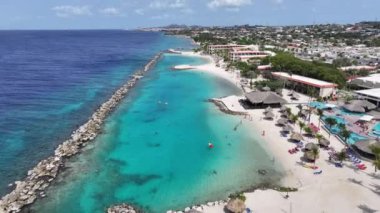 Hollanda 'daki Willemstad' daki Karayip Sahili Curacao. Plaj manzarası. Karayip Adası. Hollanda 'daki Willemstad Curacao. Deniz Burnu Açık Hava. Doğa Turizmi.
