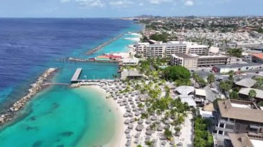 Curacao Skyline, Hollanda, Willemstad Curacao 'da. Idyllic Plajı. Doğa manzarası. Hollanda 'daki Willemstad Curacao. Turizm arka planı. Ada Deniz Burnu.
