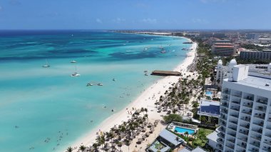 Oranjestad Aruba 'daki Palm Beach' teki High Rise Otelleri. Plaj manzarası. Karayip Cenneti. Oranjestad Aruba 'daki Palm Beach. Deniz Burnu Açık Hava. Doğa Turizmi.