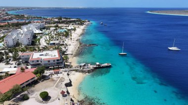 Bonaire Skyline, Bonaire Hollanda Antilleri 'ndeki Kralendijk' te. Plaj manzarası. Karayip Adası. Bonaire Hollanda Antilleri 'nde Kralendijk. Deniz Burnu Açık Hava. Doğa Turizmi.