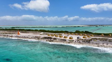 Hollanda 'nın Bonaire Antilleri' ndeki Kralendijk 'te Kırmızı Köle Kulübeleri. Ada Sahili. Mavi Deniz Manzarası. Bonaire Hollanda Antilleri 'nde Kralendijk. Turizm arka planı. Doğa Deniz Burnu.