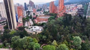 Kolombiya 'nın başkenti Bogota' daki Bicentenario Parkı. Yüksek Binalar Peyzajı. Şehir manzarası arka planı. Bogota, Kolombiya Bölgesi 'nde. Şehir merkezinde. Şehir Açık Hava.