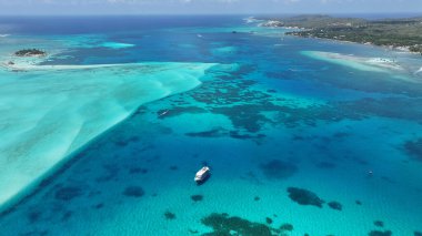 Karayip Adaları Kolombiya 'daki San Andres' te Karayip Skyline 'ı. Kolombiya Karayip Sahili. Mavi Deniz Arkaplanı. San Andres Karayip Adası Kolombiya 'sında. Turizm arazisi. Doğa Deniz Burnu.