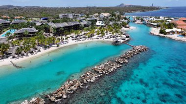 Hollanda 'daki Willemstad' daki Karayip Sahili Curacao. Plaj manzarası. Karayip Adası. Hollanda 'daki Willemstad Curacao. Deniz Burnu Açık Hava. Doğa Turizmi.