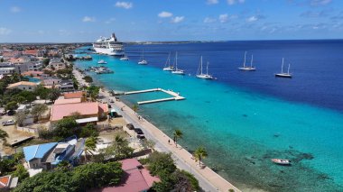 Bonaire Skyline, Bonaire Hollanda Antilleri 'ndeki Kralendijk' te. Karayip Adası. Skyline şehir merkezinde. Bonaire Hollanda Antilleri 'nde Kralendijk. Bonaire Limanı 'nın simgesi. Renkli Binalar.