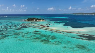 Karayip Adası Kolombiya 'daki San Andres Akvaryum Koyu. Plaj manzarası. Karayip Cenneti. San Andres Karayip Adası Kolombiya 'sında. Deniz Burnu Açık Hava. Doğa Turizmi.