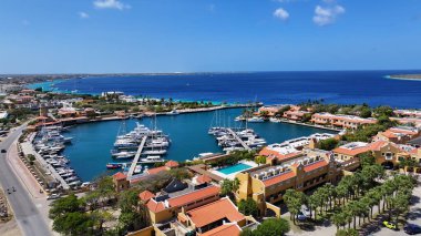 Bonaire Hollanda Antilleri 'ndeki Kralendijk' te Karayip Marina 'sı. Ada Sahili. Mavi Deniz Manzarası. Bonaire Hollanda Antilleri 'nde Kralendijk. Turizm arka planı. Doğa Deniz Burnu.