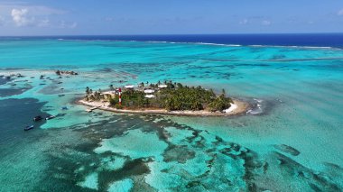 Karayip Adası Kolombiya 'daki San Andres Akvaryumu. Kolombiya Karayip Sahili. Mavi Deniz Arkaplanı. San Andres Karayip Adası Kolombiya 'sında. Turizm arazisi. Doğa Deniz Burnu.