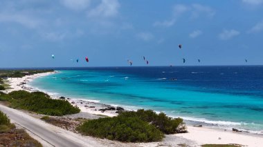 Bonaire Hollanda Antilleri 'ndeki Kralendijk' te uçurtma sörfü. Su sporları. Plaj manzarası. Bonaire Hollanda Antilleri 'nde Kralendijk. Turizm arka planı. Doğa Deniz Burnu.