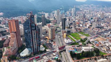 Kolombiya 'nın başkenti Bogota' da Bogota Skyline. Yüksek Binalar Peyzajı. Şehir manzarası arka planı. Bogota, Kolombiya Bölgesi 'nde. Şehir merkezinde. Şehir Açık Hava.