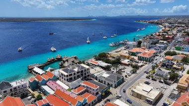 Bonaire Skyline, Bonaire Hollanda Antilleri 'ndeki Kralendijk' te. Karayip Adası. Skyline şehir merkezinde. Bonaire Hollanda Antilleri 'nde Kralendijk. Bonaire Limanı 'nın simgesi. Renkli Binalar.
