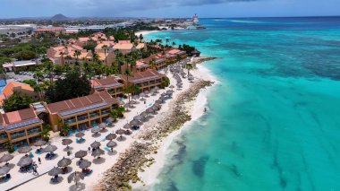 Hollanda 'nın Karayipler kenti Aruba' daki Oranjestad sahilindeki tatil köyünde. Plaj manzarası. Karayip Cenneti. Hollanda Karayipler 'deki Oranjestad Aruba. Deniz Burnu Açık Hava. Doğa Turizmi.