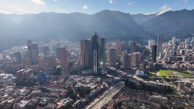 Kolombiya 'nın başkenti Bogota' da. Yüksek Binalar Peyzajı. Şehir manzarası arka planı. Bogota, Kolombiya Bölgesi 'nde. Şehir merkezinde. Şehir Açık Hava.