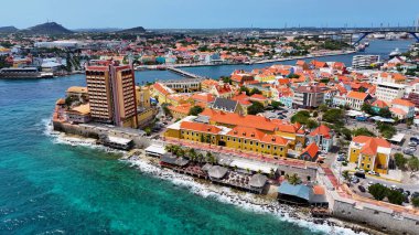 Curacao Skyline, Willemstad Curacao 'daki Otrobanda' da. Karayip Adası. Skyline şehir merkezinde. Otrobanda, Willemstad Curacao 'da. Yüzen Köprü Simgesi. Renkli Binalar.