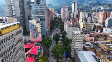 Cundinamarca Kolombiya 'daki Bogota' da Bogota Skyline. Şehir merkezindeki şehir manzarası. Finans Bölgesi Geçmişi. Bogota Cundinamarca Kolombiya 'da. High Rise Binaları. İş Trafiği.