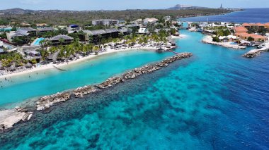 Hollanda 'daki Willemstad' da tatil köyü. Idyllic Plajı. Doğa manzarası. Hollanda 'daki Willemstad Curacao. Turizm arka planı. Ada Deniz Burnu.