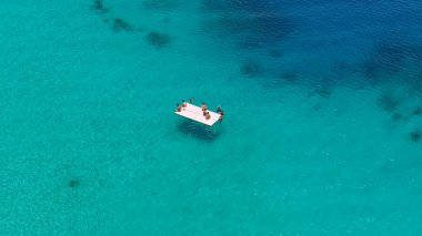 Hollanda 'daki Porto Marie Plajı' nda yüzen iskele Curacao. Ada Sahili. Mavi Deniz Manzarası. Hollanda 'daki Porto Marie Sahili Curacao. Turizm arka planı. Doğa Deniz Burnu.