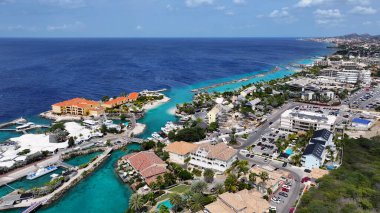 Curacao Skyline, Hollanda, Willemstad Curacao 'da. Idyllic Plajı. Doğa manzarası. Hollanda 'daki Willemstad Curacao. Turizm arka planı. Ada Deniz Burnu.