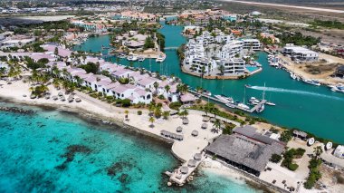 Bonaire Hollanda Antilleri 'ndeki Kralendijk' teki Karayip Evleri. Karayip Adası. Skyline şehir merkezinde. Bonaire Hollanda Antilleri 'nde Kralendijk. Karayipler Sahilinin simgesi. Renkli Binalar.