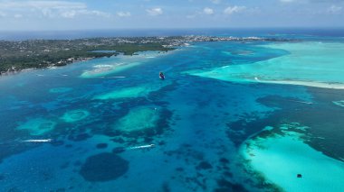 San Andres Providencia 'daki Caribbean Skyline Santa Catalina Kolombiya' da. Plaj manzarası. Karayip Cenneti. San Andres Providencia 'da, Santa Catalina Kolombiya' da. Deniz Burnu Açık Hava. Doğa Turizmi.