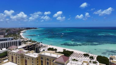 Oranjestad Aruba 'daki Noord' da Palm Beach. Plaj manzarası. Karayip Cenneti. Oranjestad Aruba 'daki Noord. Deniz Burnu Açık Hava. Doğa Turizmi.