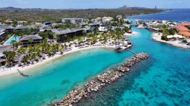 Hollanda 'daki Willemstad' da tatil köyü. Idyllic Plajı. Doğa manzarası. Hollanda 'daki Willemstad Curacao. Turizm arka planı. Ada Deniz Burnu.