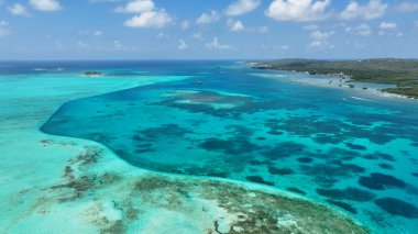 San Andres Providencia 'daki Caribbean Skyline Santa Catalina Kolombiya' da. Plaj manzarası. Karayip Cenneti. San Andres Providencia 'da, Santa Catalina Kolombiya' da. Deniz Burnu Açık Hava. Doğa Turizmi.