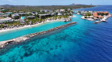 Hollanda 'daki Willemstad' daki Karayip Sahili Curacao. Plaj manzarası. Karayip Adası. Hollanda 'daki Willemstad Curacao. Deniz Burnu Açık Hava. Doğa Turizmi.