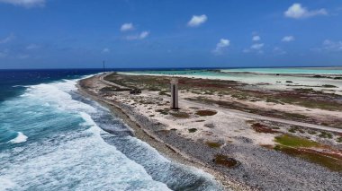 Bonaire Hollanda 'daki Kralendijk Deniz Feneri Bonaire Antilleri. Ada Sahili. Mavi Deniz Manzarası. Bonaire Hollanda Antilleri 'nde Kralendijk. Turizm arka planı. Doğa Deniz Burnu.