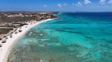 Oranjestad Aruba 'daki Noord' daki Arashi Plajı. Karayip Sahili. Mavi Deniz Arkaplanı. Oranjestad Aruba 'daki Noord. Turizm arazisi. Doğa Deniz Burnu.