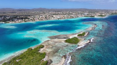 Karayipler 'deki Oranjestad Karayipler' deki Karayip Sahili Aruba. Plaj manzarası. Karayip Cenneti. Hollanda Karayipler 'deki Oranjestad Aruba. Deniz Burnu Açık Hava. Doğa Turizmi.